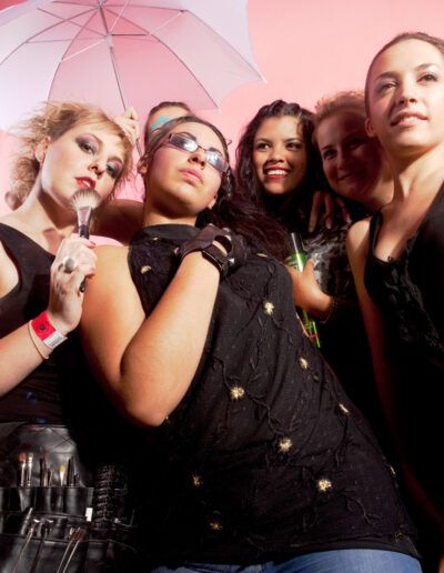 Grupo de chicas jóvenes posando juntas y sonriendo en un retrato