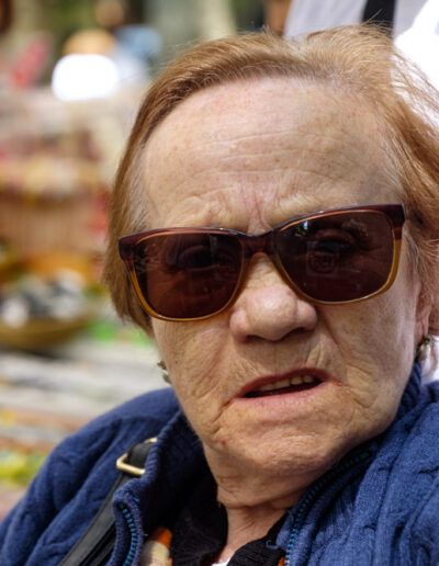 Mujer con gafas de sol en un mercadillo