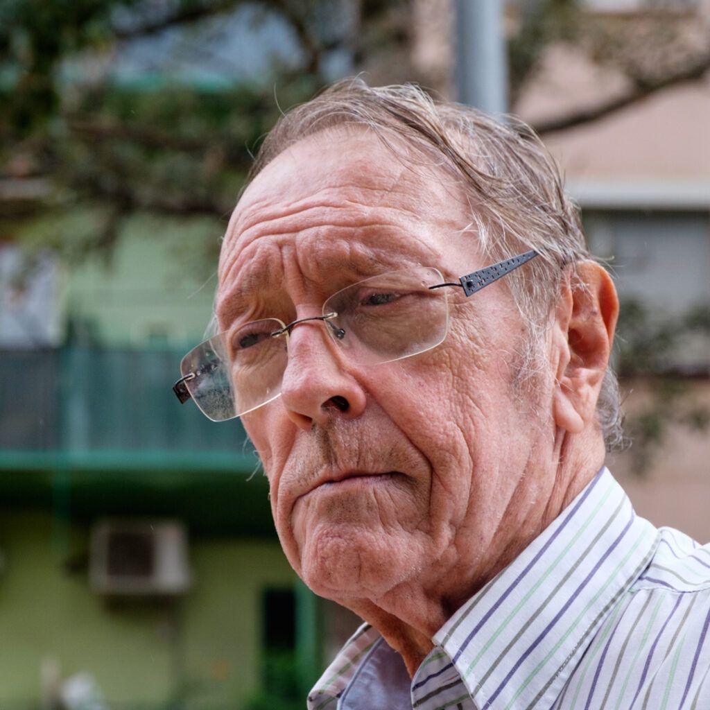 Retrato cercano de un hombre mayor con gafas