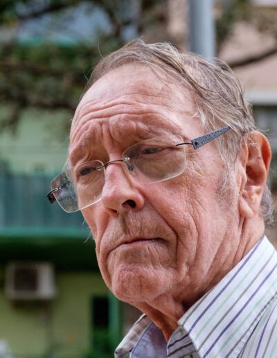 Retrato cercano de un hombre mayor con gafas