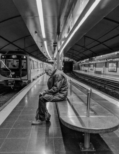 Hombre solitario esperando el metro en blanco y negro, fotografía callejera de Lluís Ridao en Barcelona