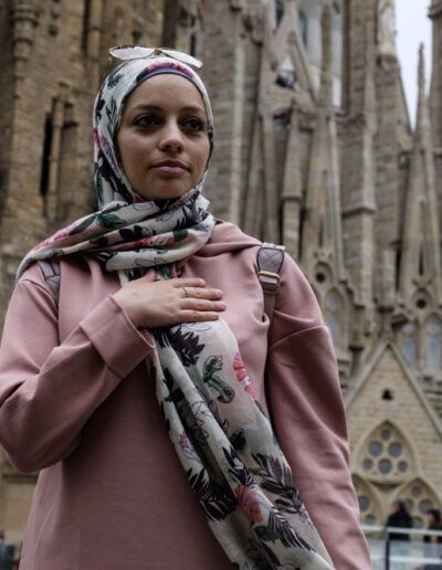 Retrato de calle de una persona con pañuelo en un contexto religioso
