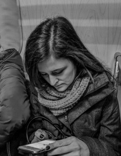 Persona leyendo un libro en el metro de Barcelona, street photography en blanco y negro de Lluís Ridao