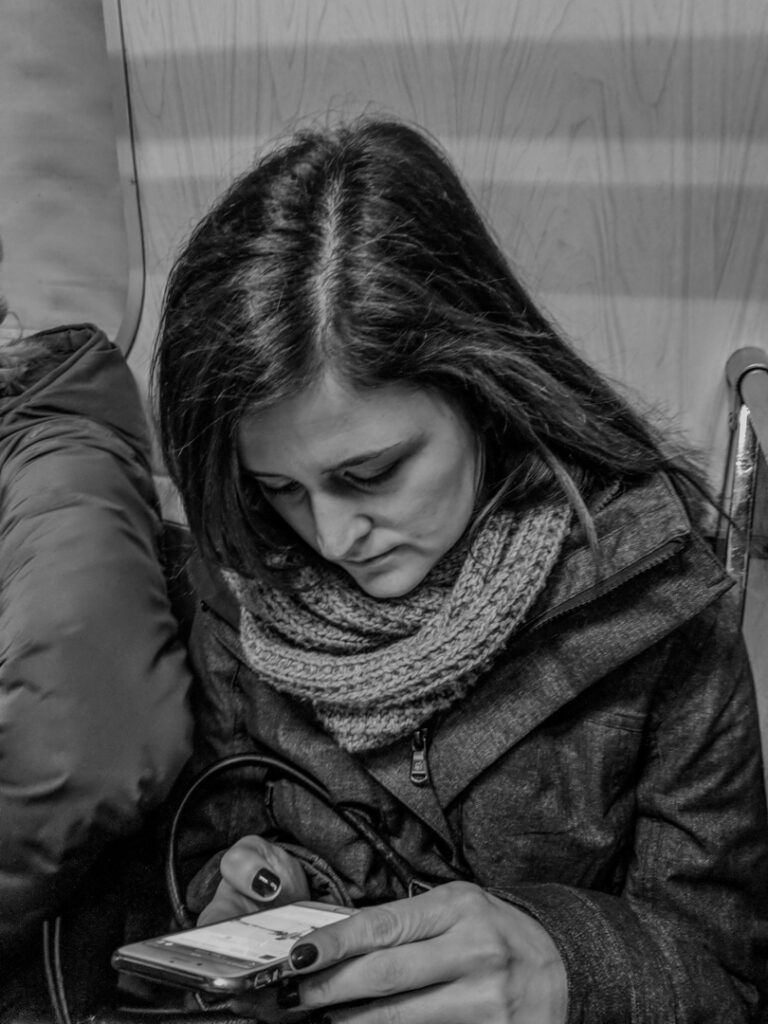 Persona leyendo un libro en el metro de Barcelona, street photography en blanco y negro de Lluís Ridao