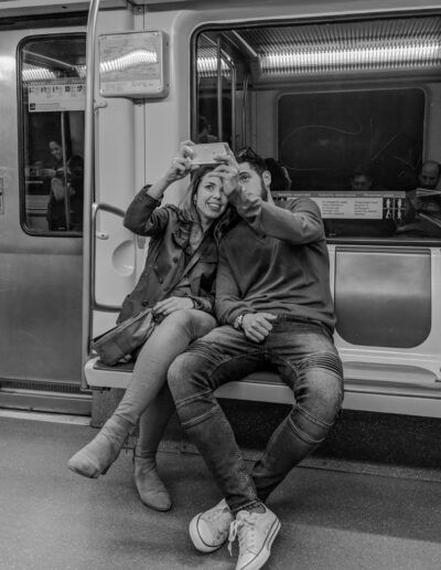 Persona mostrando su perfil de Instagram en el teléfono en el metro, street photography de Lluís Ridao