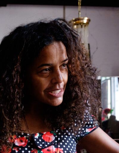 Mujer joven de cabello rizado en su entorno de trabajo