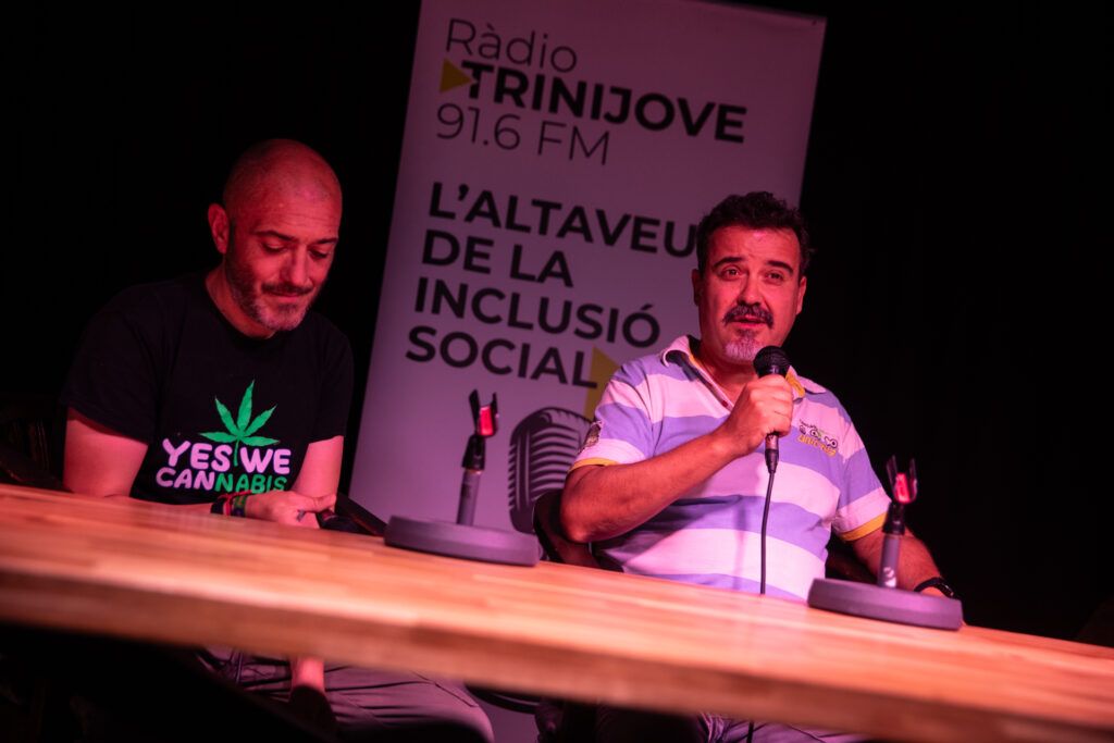 Dos hombres en la mesa de locución durante la presentación de Ràdio Trinijove