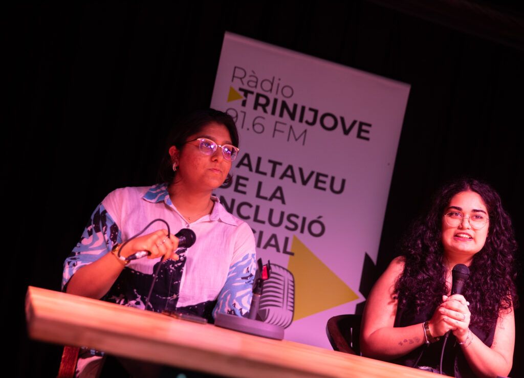 Dos jóvenes con micrófono durante la presentación de temporada de Ràdio Trinijove