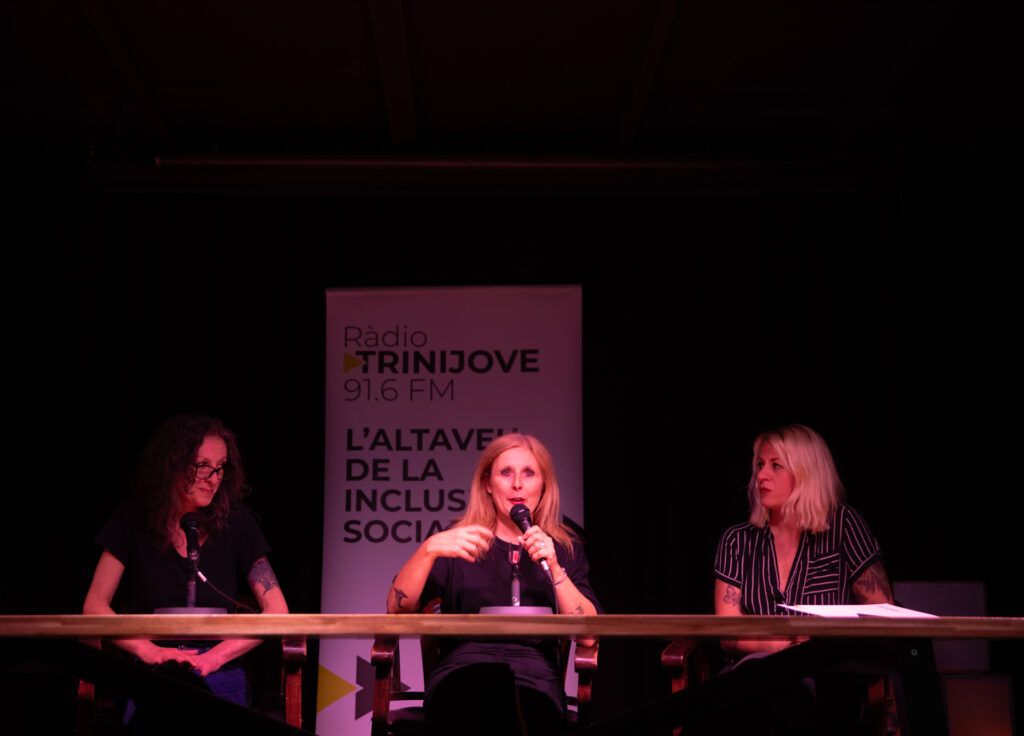 Tres ponentes en la mesa durante la presentación de temporada de Ràdio Trinijove