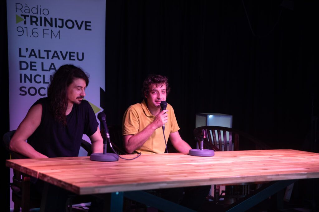 Dos locutores hablando al micrófono en la presentación de temporada de Ràdio Trinijove