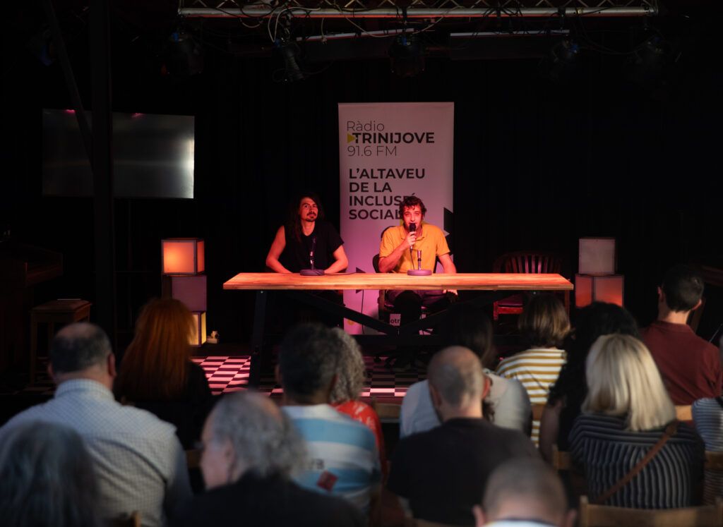 Vista general de la sala con el público y la mesa de locutores de Ràdio Trinijove