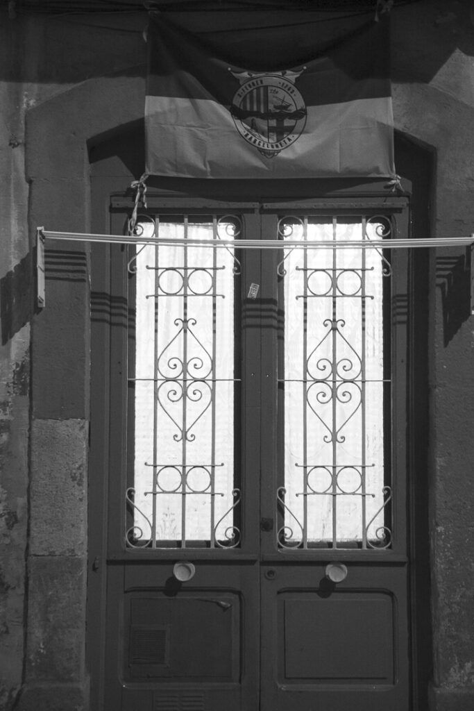 Puerta antigua en blanco y negro, fotografía arquitectónica urbana de Lluís Ridao en Barcelona