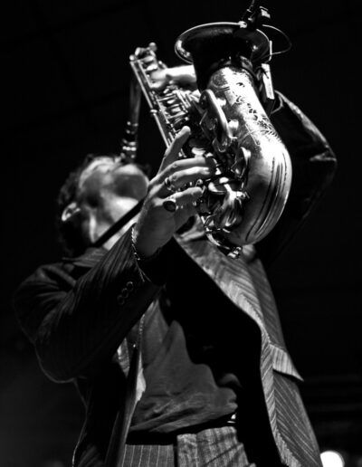 Saxofonista tocando el saxo en alto visto en contrapicado, fotografía en blanco y negro