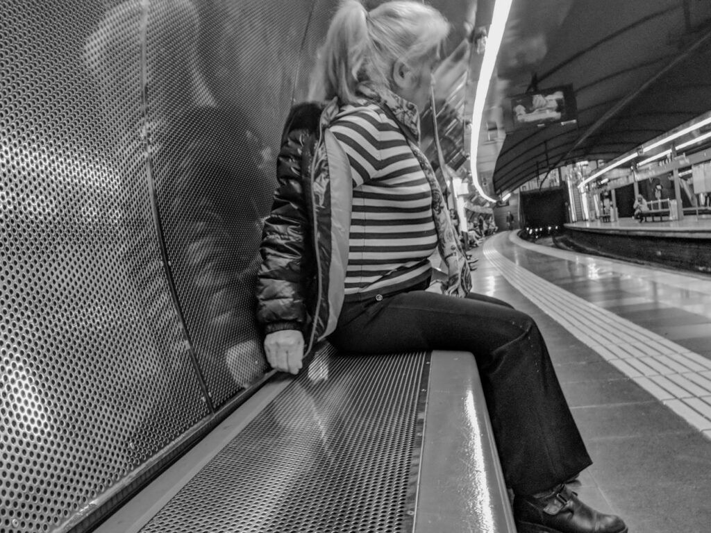 Mujer sentada en el metro de Barcelona, fotografía callejera en blanco y negro de Lluís Ridao