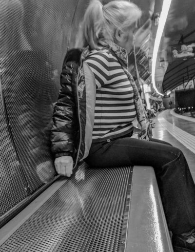 Mujer sentada en el metro de Barcelona, fotografía callejera en blanco y negro de Lluís Ridao