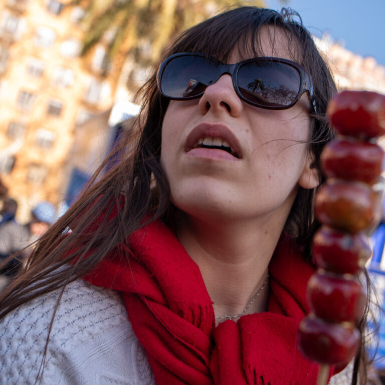 Una pausa dulce bajo el sol. ☀️ Miradas que se cruzan.
Fotografía realizada en el año 2024