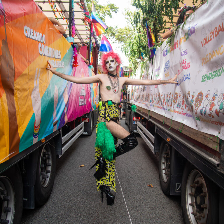 🌈 Orgullo en las calles, libertad en la mirada
Fotografia realizada en el año 2026
Adjunto fotos de los años 2010…