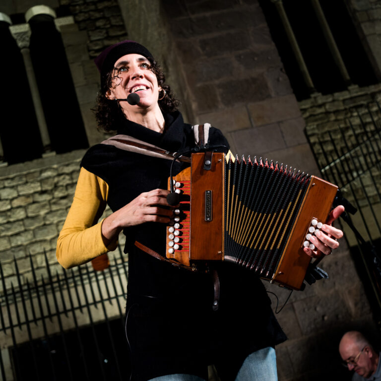 La música también cuenta historias

📍 Barcelona
📷 Fotografía: Lluís Ridao

Fotografía realizada en el año 2022